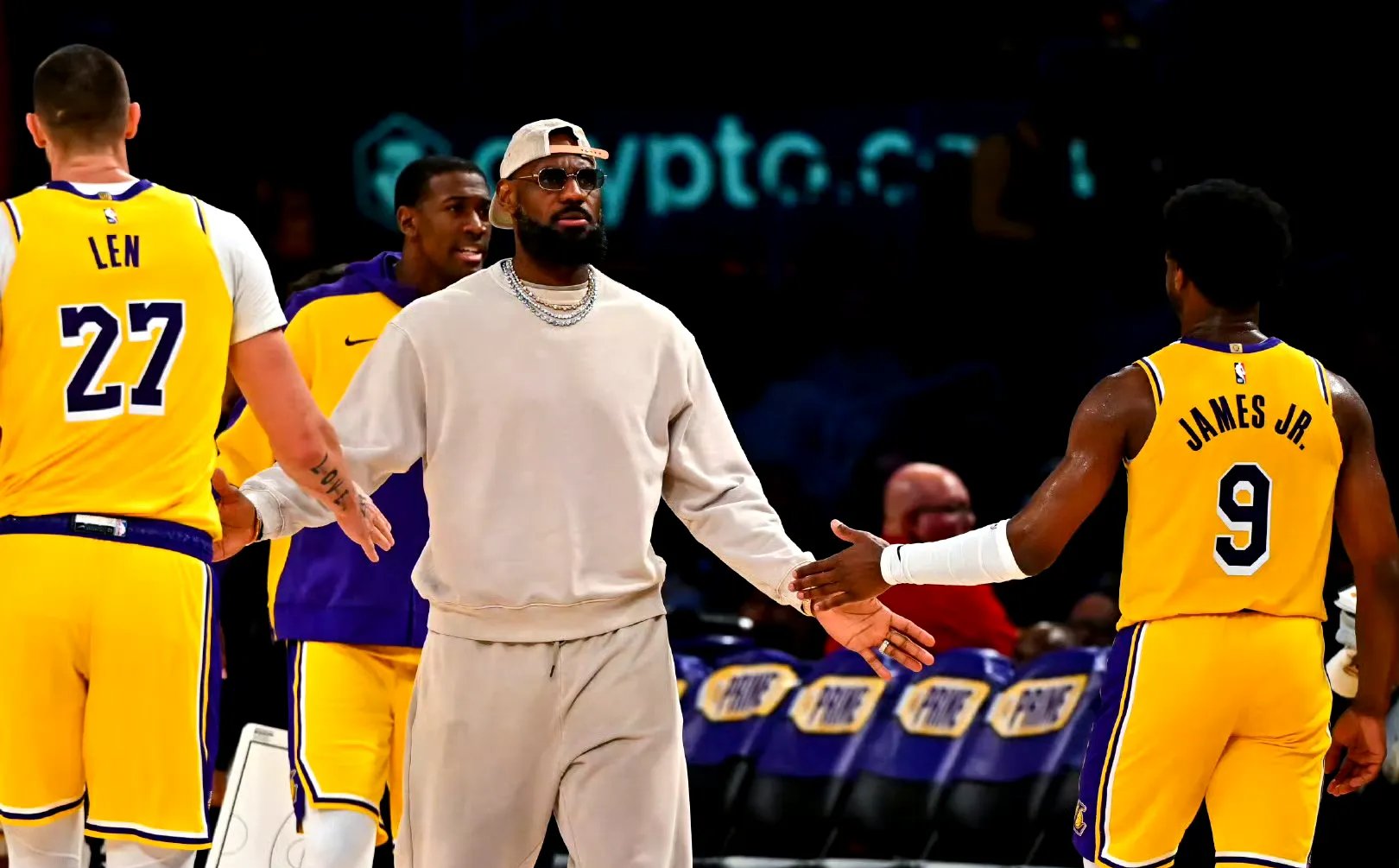 詹姆斯重返赛场，败北首场状态出色，公牛观众沸腾！